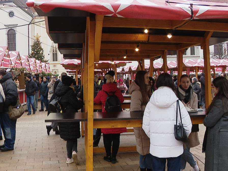 ľudia na vianočných trhoch v Bratislave