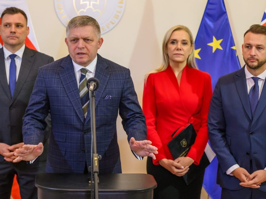 Na snímke Robert Fico a ministri.
