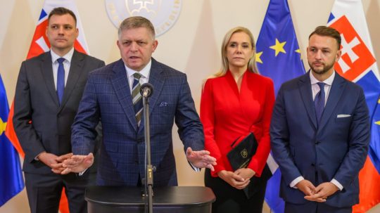 Na snímke Robert Fico a ministri.