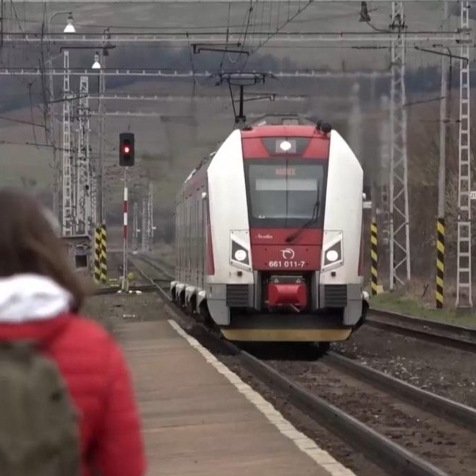 Na ilustračnej snímke žena a prichádzajúci vlak na železničnej stanici.