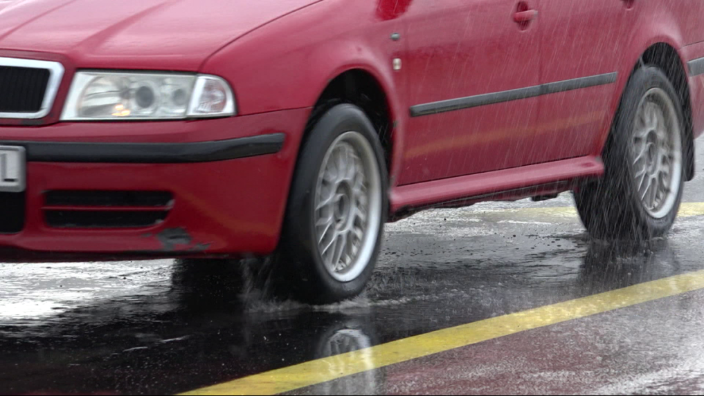 Osobné auto na mokrej vozovke.