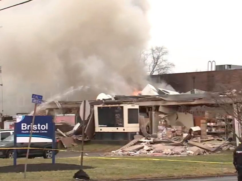 Výbuch zničil časť domova dôchodcov.