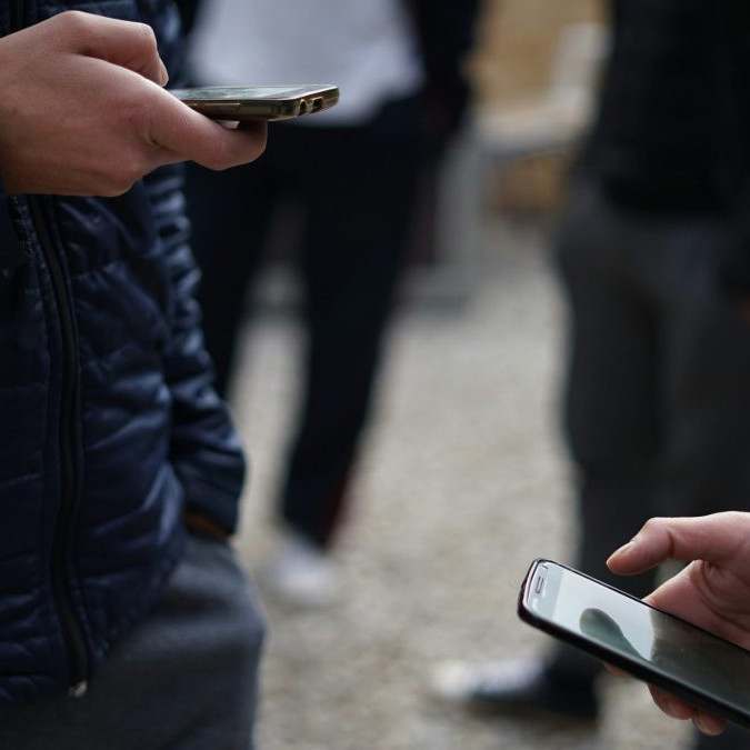 Na snímke tú tínedžeri s telefónmi.