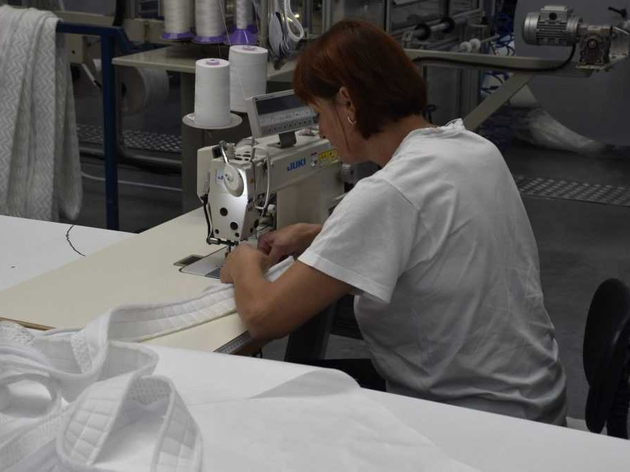 Na snímke zamestnankyňa oravskej firmy Materasso.