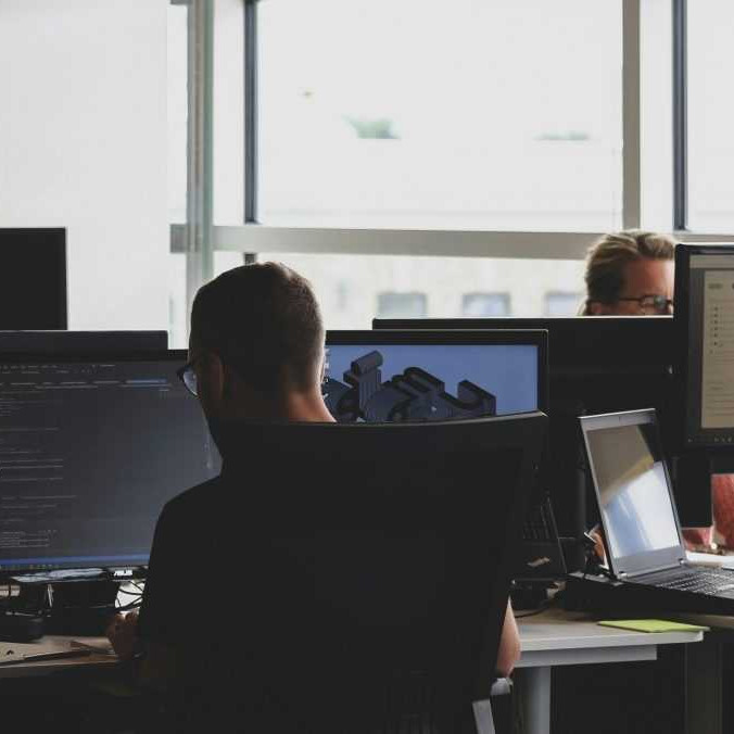 Na ilustračnej snímke muž pracujúci pri počítači.