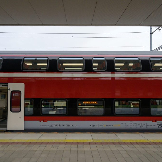 Na ilustračnej snímke osobný vlak v stanici.