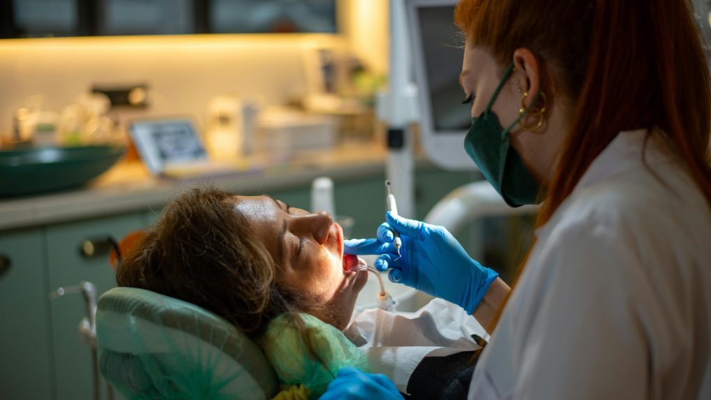 Na snímke zubárka ošetruje pacientku v zubárskom kresle.