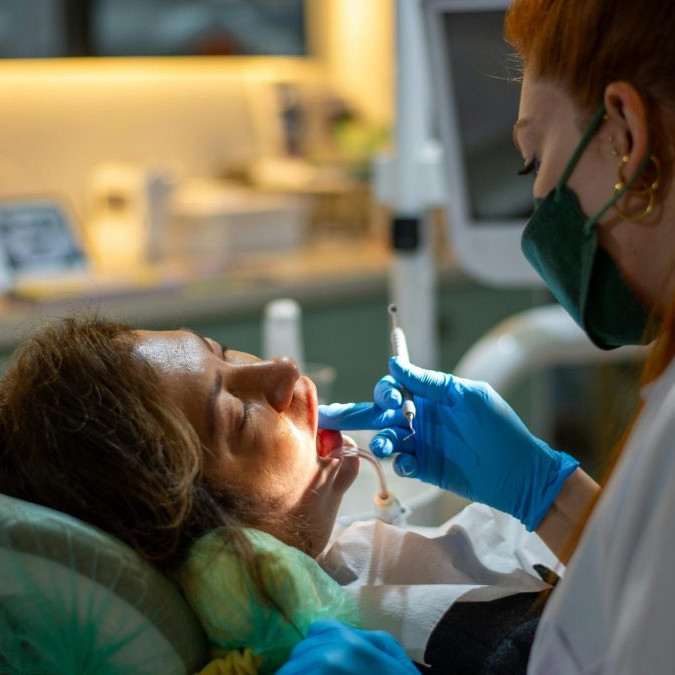 Na snímke zubárka ošetruje pacientku v zubárskom kresle.