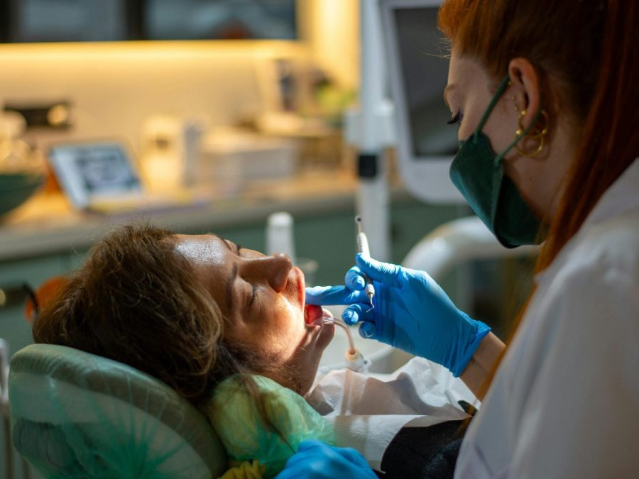 Na snímke zubárka ošetruje pacientku v zubárskom kresle.