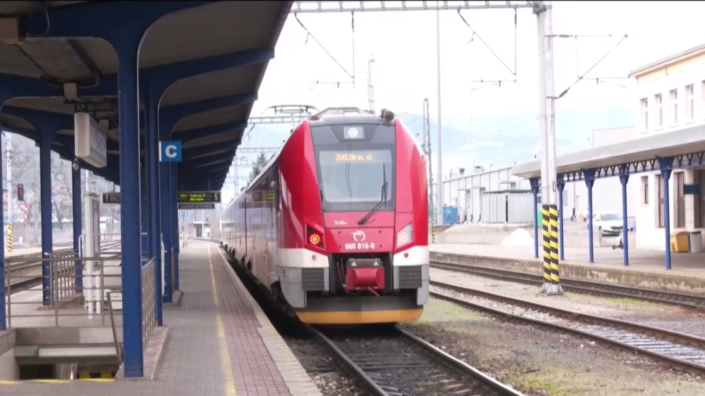 Na snímke vlak prichádzajúci do Zvolena.