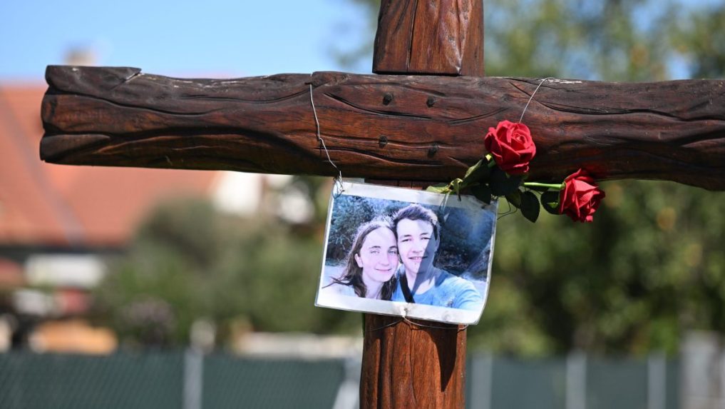 Drevený kríž s fotografiou Jána Kuciaka a Martiny Kušnírovej.