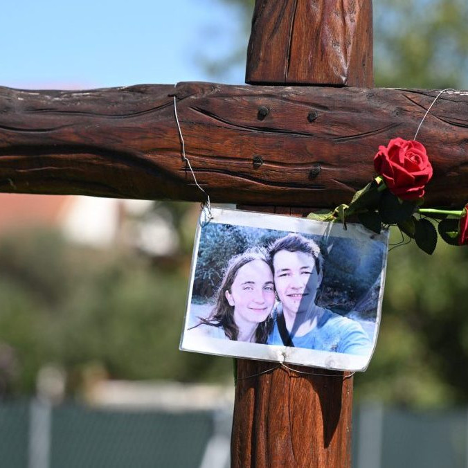 Drevený kríž s fotografiou Jána Kuciaka a Martiny Kušnírovej.