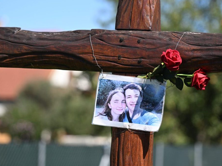 Drevený kríž s fotografiou Jána Kuciaka a Martiny Kušnírovej.