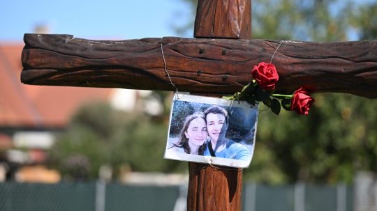 Drevený kríž s fotografiou Jána Kuciaka a Martiny Kušnírovej.