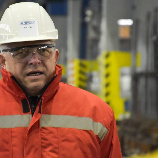 Na snímke premiér Robert Fico (Smer-SD) počas návštevy hlinikárne Slovalco v Žiari nad Hronom.