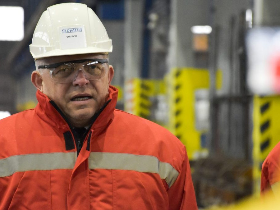 Na snímke premiér Robert Fico (Smer-SD) počas návštevy hlinikárne Slovalco v Žiari nad Hronom.