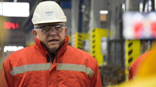 Na snímke premiér Robert Fico (Smer-SD) počas návštevy hlinikárne Slovalco v Žiari nad Hronom.