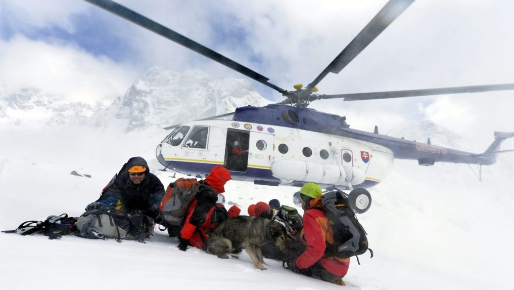 na snímke záchranný vrtuľník a záchranári