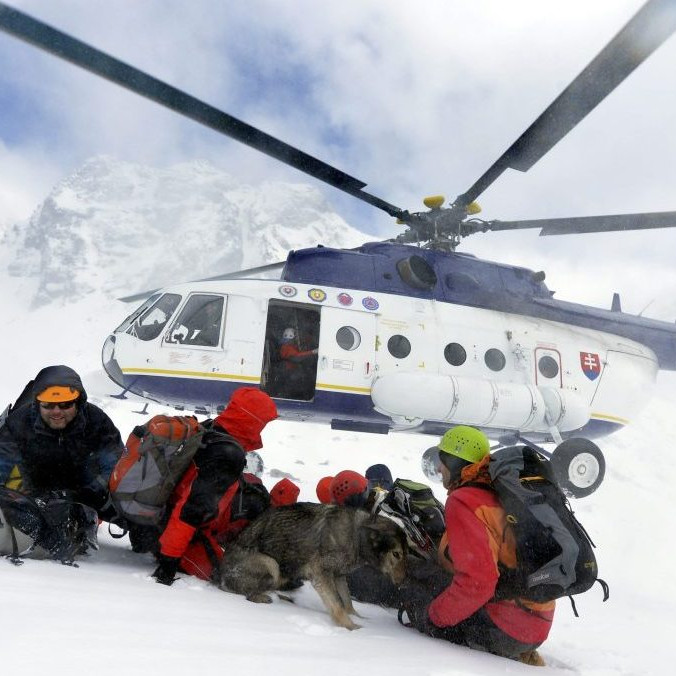 na snímke záchranný vrtuľník a záchranári