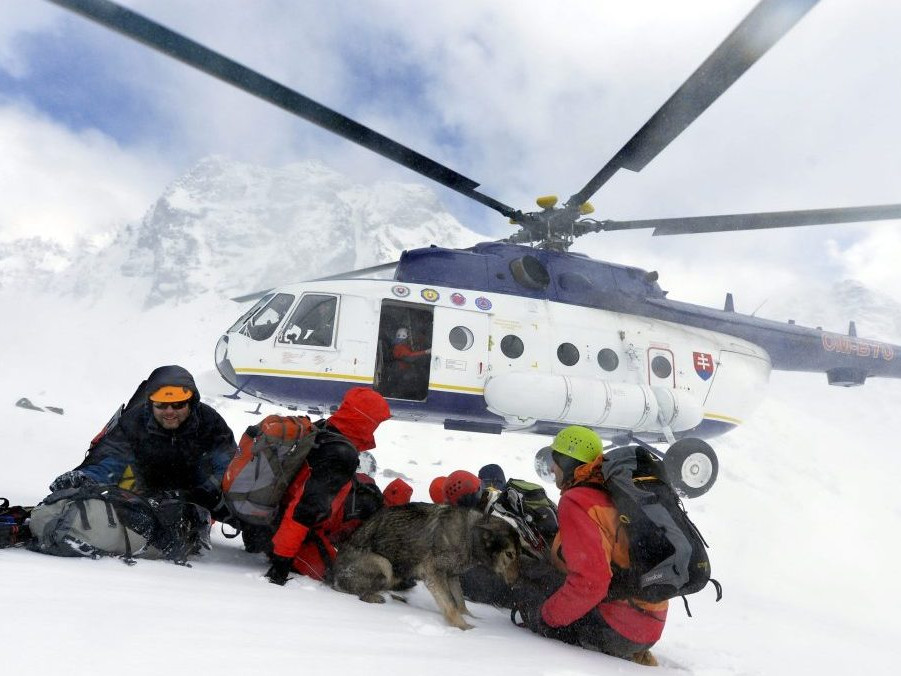 na snímke záchranný vrtuľník a záchranári