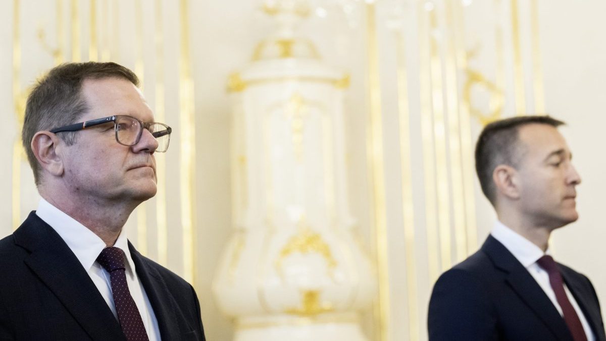 Vl&aacute;da zatiaľ n&aacute;stupcu na Kmecov post vicepremi&eacute;ra pre pl&aacute;n obnovy nehľad&aacute;. Zvažuje, že funkciu zru&scaron;&iacute;