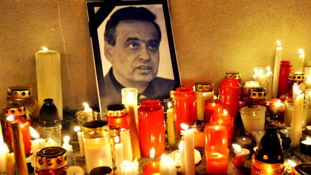 V roku 2010 sa konal občiansky Protest za demokraciu (za Ernesta Valka) pred historickou budovou SND.