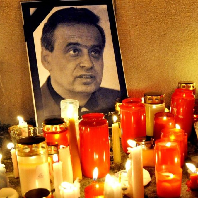 V roku 2010 sa konal občiansky Protest za demokraciu (za Ernesta Valka) pred historickou budovou SND.