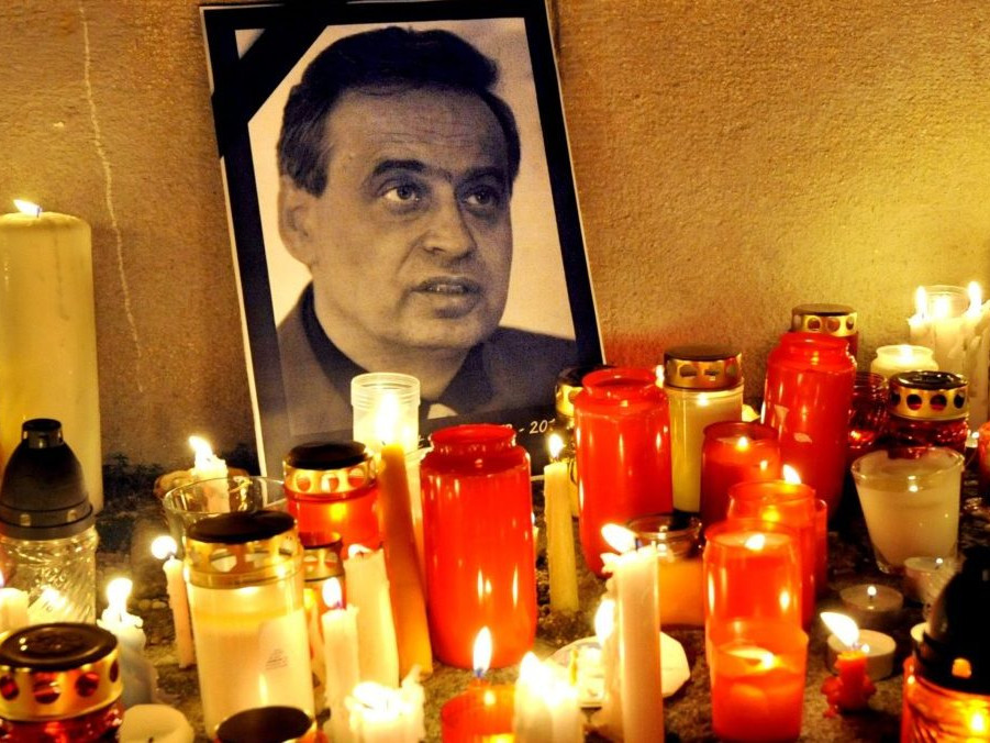 V roku 2010 sa konal občiansky Protest za demokraciu (za Ernesta Valka) pred historickou budovou SND.