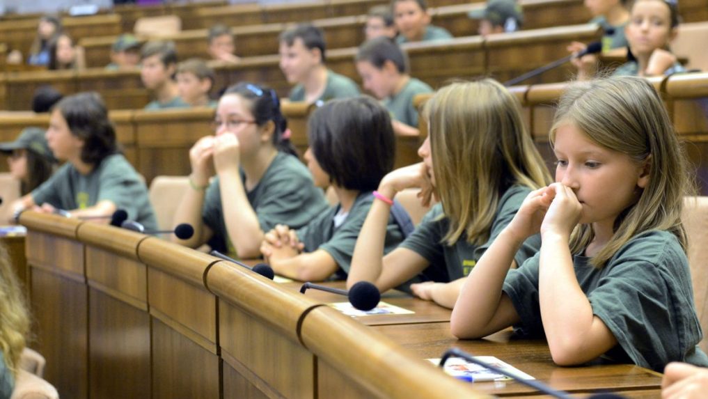 Účastníci Detskej Univerzity Komenského počas prehliadky priestorov parlamentu.