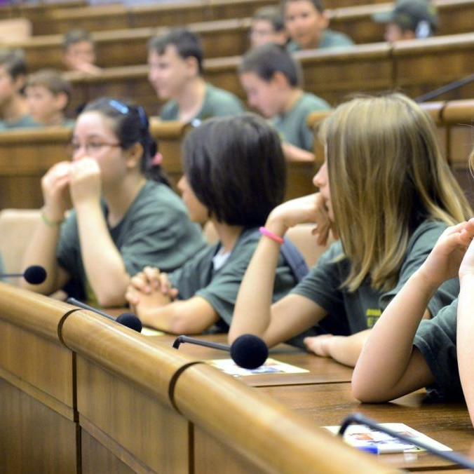 Účastníci Detskej Univerzity Komenského počas prehliadky priestorov parlamentu.