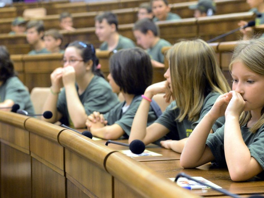 Účastníci Detskej Univerzity Komenského počas prehliadky priestorov parlamentu.