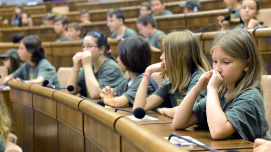 Účastníci Detskej Univerzity Komenského počas prehliadky priestorov parlamentu.