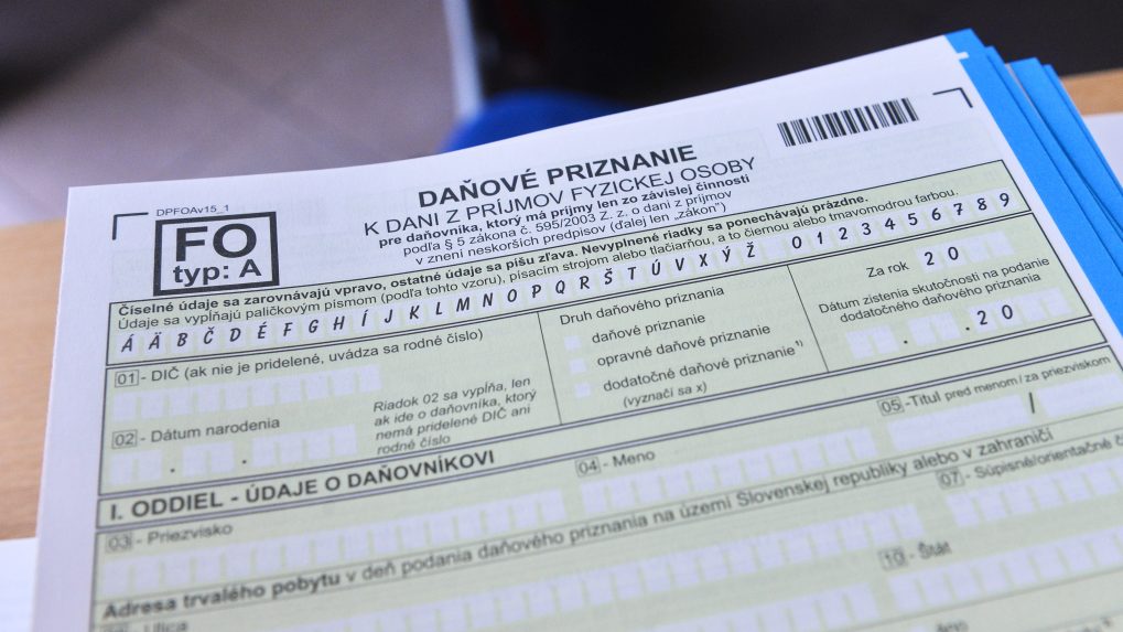 Na snímke formulár daňového priznania na Daňovom úrade.