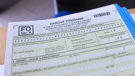 Na snímke formulár daňového priznania na Daňovom úrade.