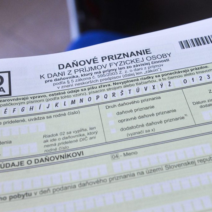 Na snímke formulár daňového priznania na Daňovom úrade.