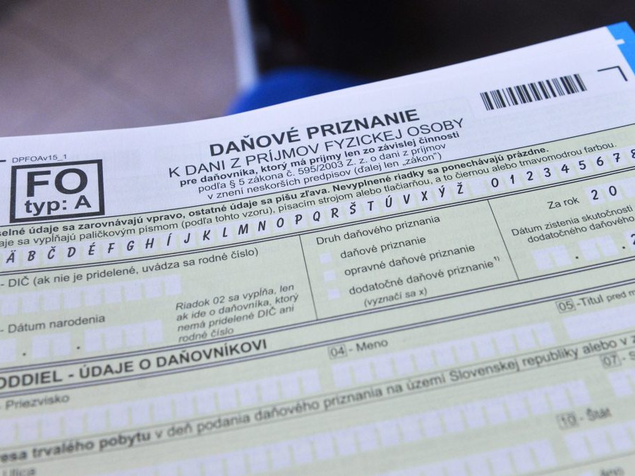 Na snímke formulár daňového priznania na Daňovom úrade.