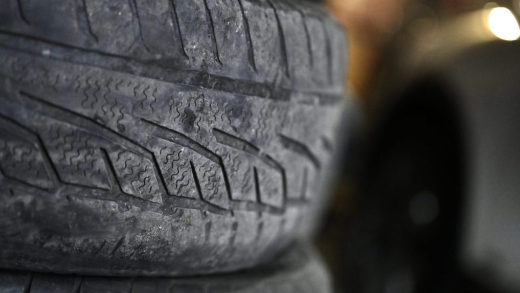 Nával objednávok v zime pociťujú aj v autoservise pri Prievidzi.