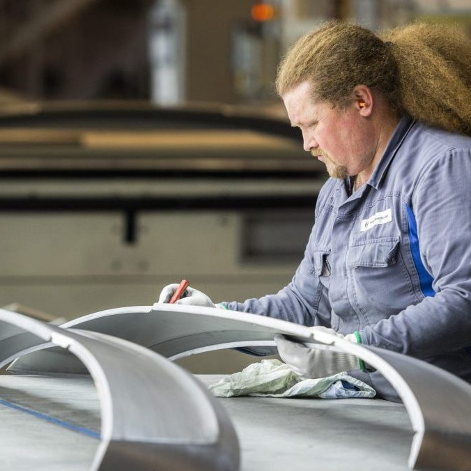 Kontrola kvality vylisovaných dielov v závode Volkswagen Slovakia.