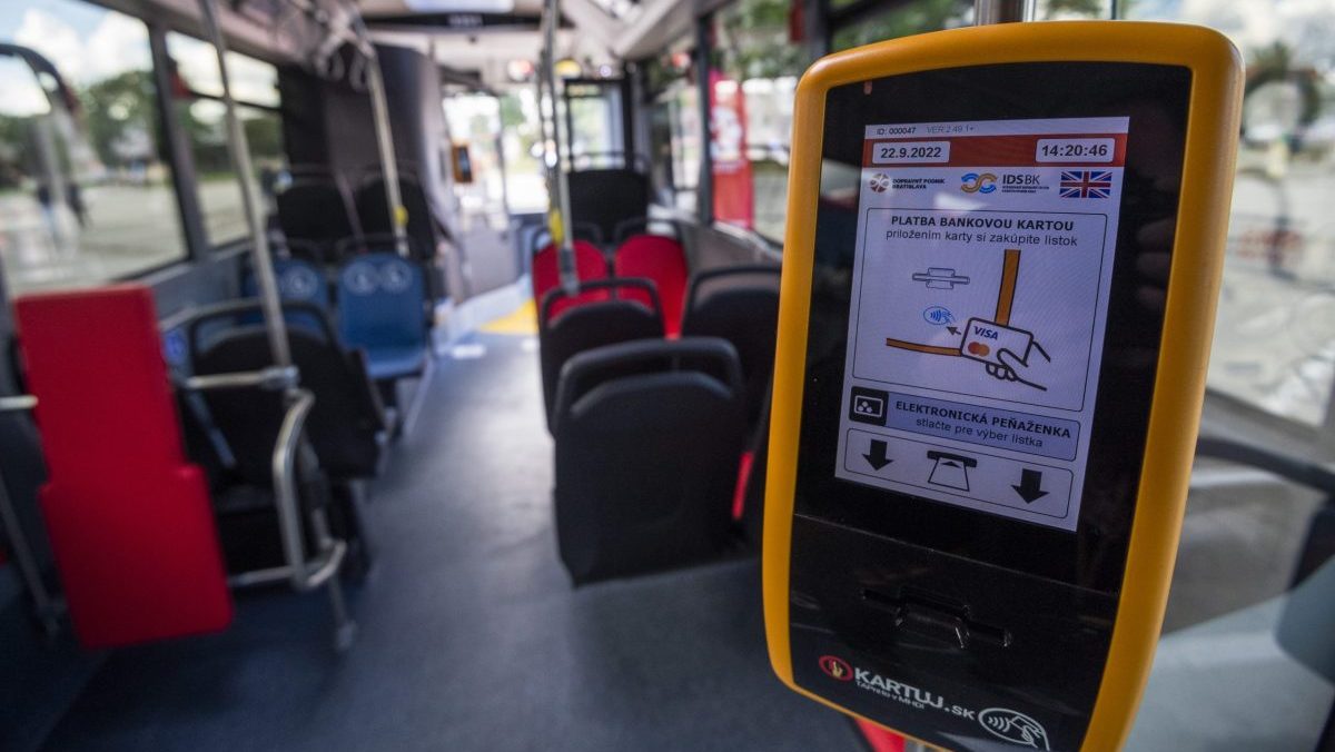 Zľavy z pokuty za cestovanie v MHD bez l&iacute;stka: Dopravn&yacute; podnik Bratislava chce motivovať k n&aacute;kupu dlhodob&yacute;ch električeniek