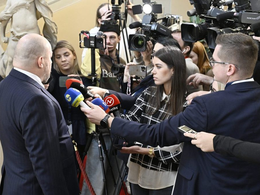 Minister športu a cestovného ruchu Rudolf Huliak počas brífingu s novinármi.