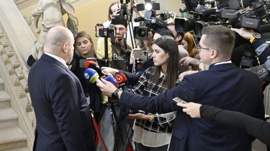 Minister športu a cestovného ruchu Rudolf Huliak počas brífingu s novinármi.