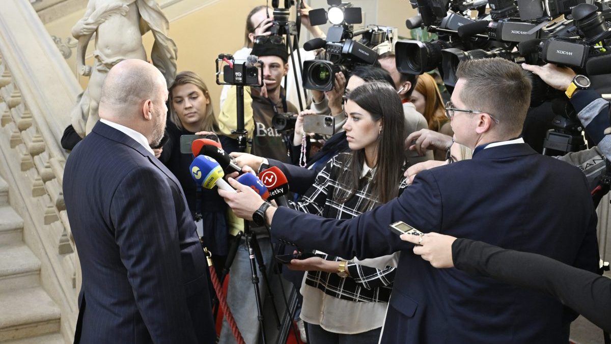 Koal&iacute;cia navrhuje aj etick&yacute; k&oacute;dex pre novin&aacute;rov. Opoz&iacute;cia varuje pred z&aacute;sahmi do pr&aacute;ce m&eacute;di&iacute;, hovor&iacute; i umlčiavan&iacute;