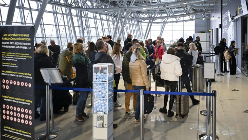 Cestujúci na letisku v Bratislave.