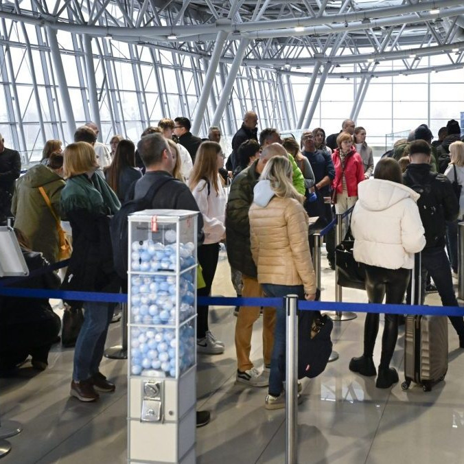 Cestujúci na letisku v Bratislave.