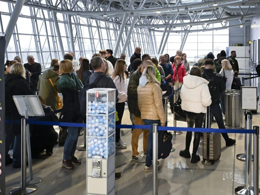 Cestujúci na letisku v Bratislave.