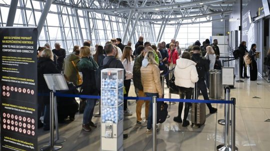 Cestujúci na letisku v Bratislave.