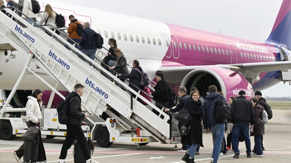 ľudia nastupujúci to lietadla