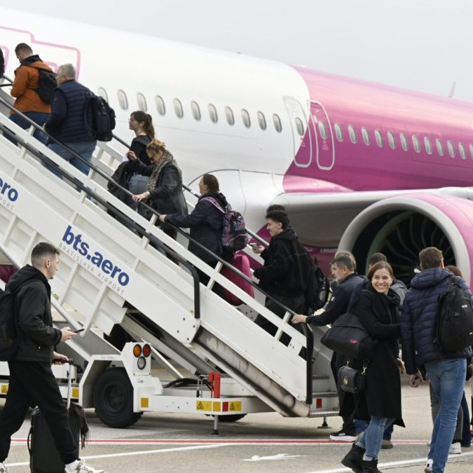 ľudia nastupujúci to lietadla