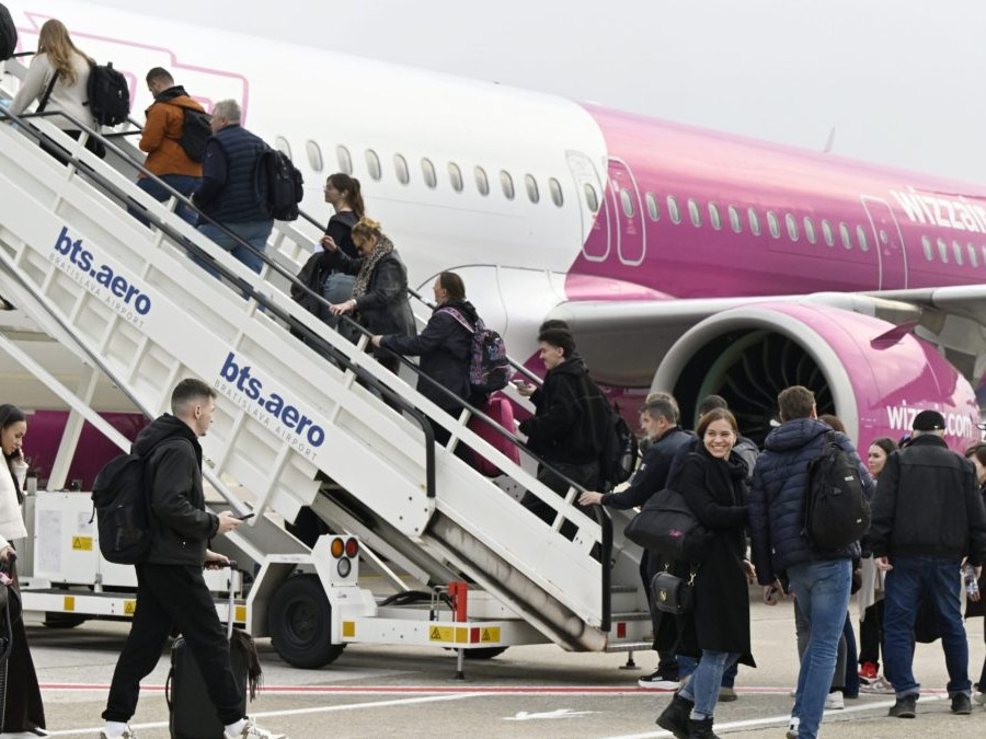 ľudia nastupujúci to lietadla