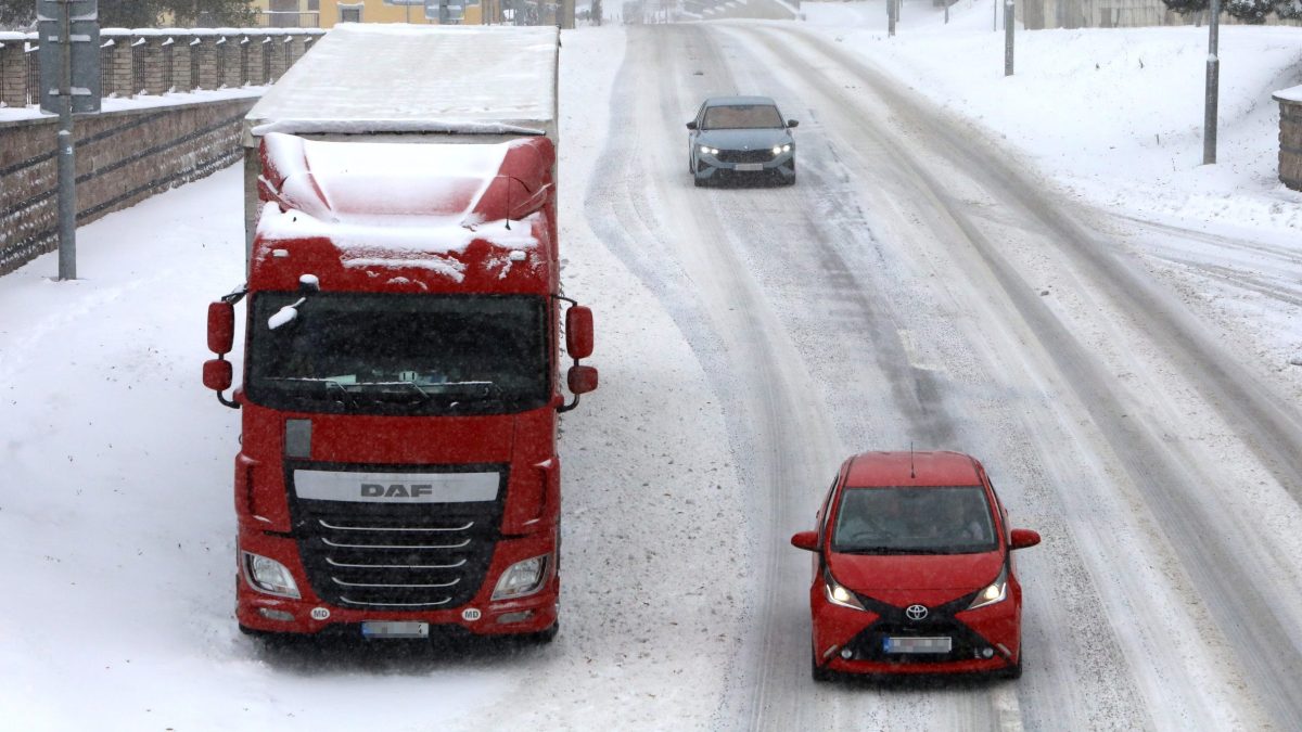 Rezort financi&iacute; sa s dopravcami dohodol na zv&yacute;&scaron;en&iacute; di&eacute;t pre vodičov na zahraničn&yacute;ch cest&aacute;ch. Plo&scaron;n&eacute; zvy&scaron;ovanie v&scaron;ak nepl&aacute;nuje